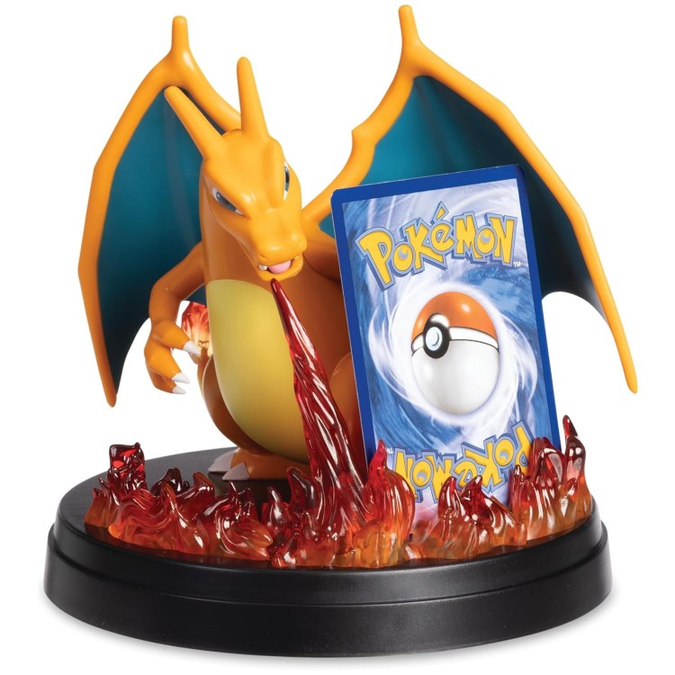 Figurine porte-carte Dracaufeu tenant une carte Pokémon face cachée, sur son socle noir