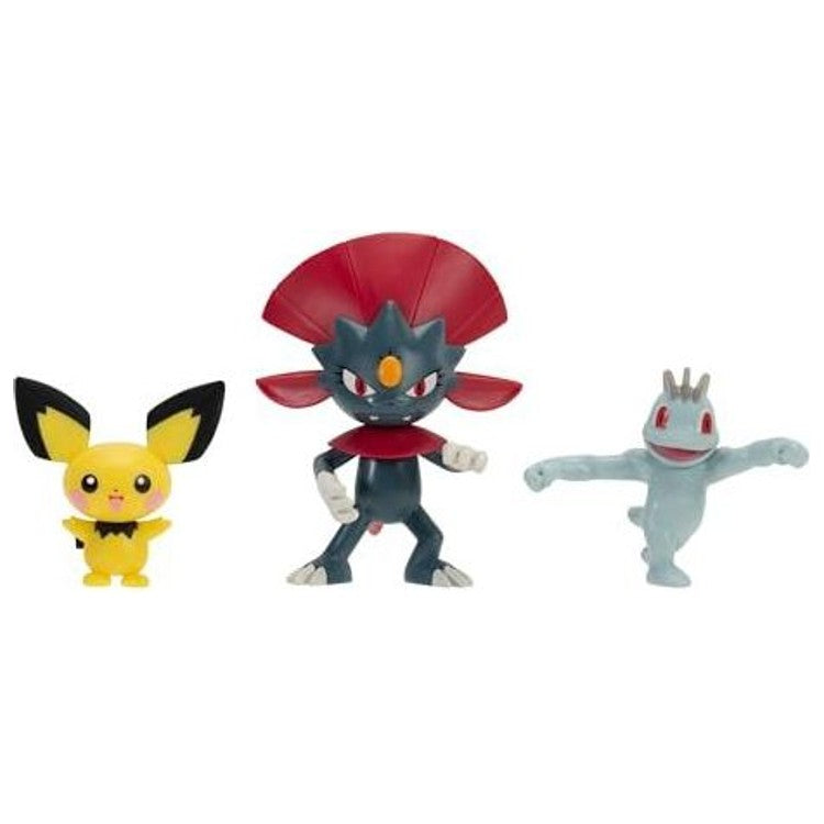 Les trois figurines alignées hors du blister : Pichu, Dimoret et Machoc