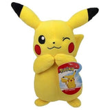 Peluche Pikachu 20 cm tenue par un enfant pour montrer l’échelle, idéale pour le jeu et les câlins quotidiens.