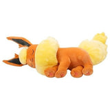 Zoom sur la queue de la peluche Pyroli 45 cm, montrant les nuances de jaune et d’orange caractéristiques de ce Pokémon Feu.