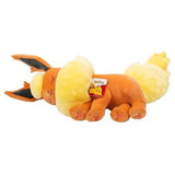 Peluche Pyroli 45 cm vue de face en position de sommeil, montrant son pelage orange et sa collerette jaune détaillée.